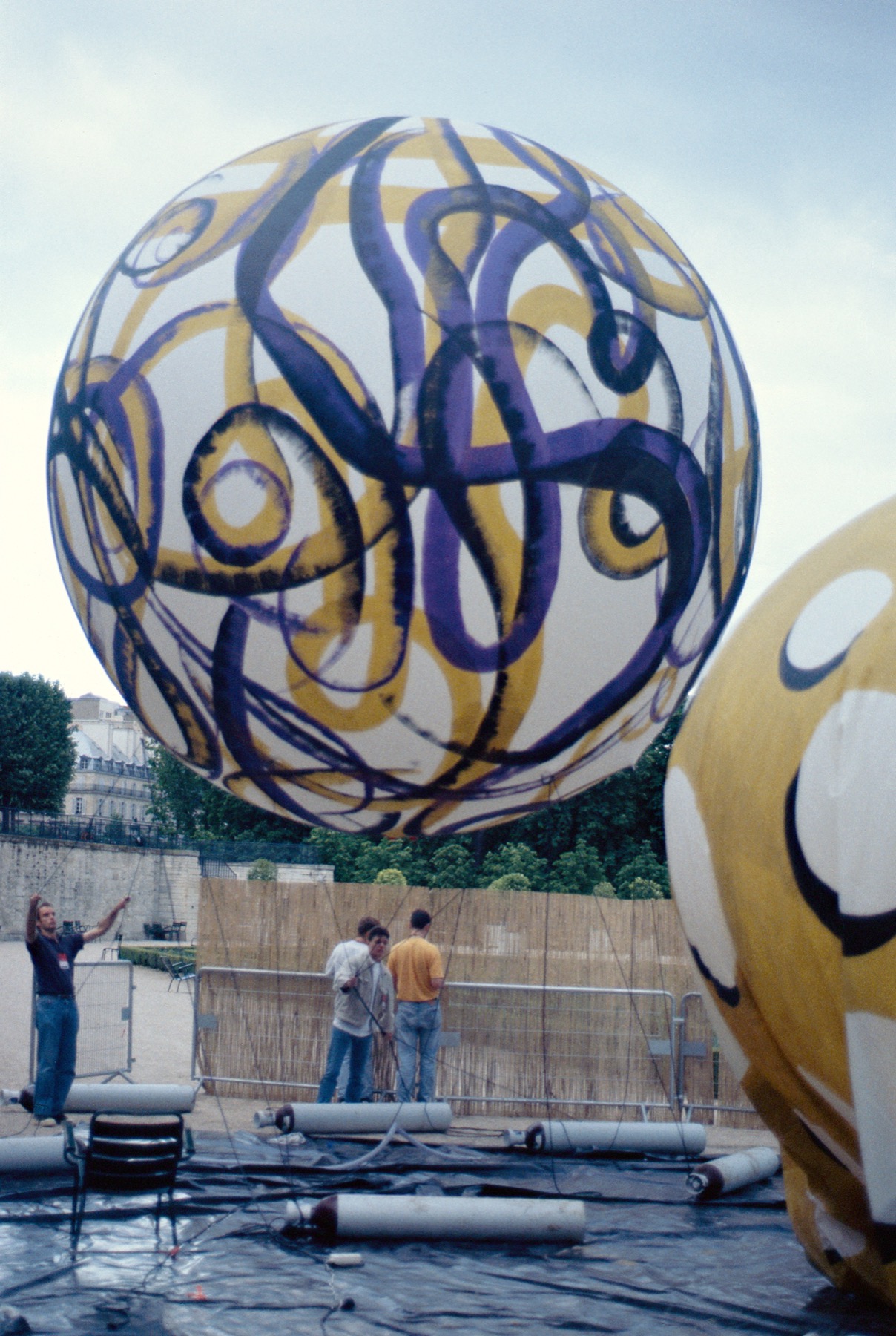 Sphères gonflables lors de la cérémonie d’ouverture de la Coupe du monde 1998