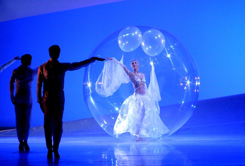 Danseur dans une bulle transparente aux Ballets de Monte-Carlo