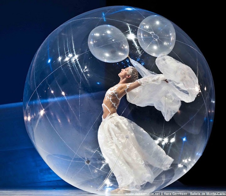 Performance chorégraphique dans une bulle gonflable transparente