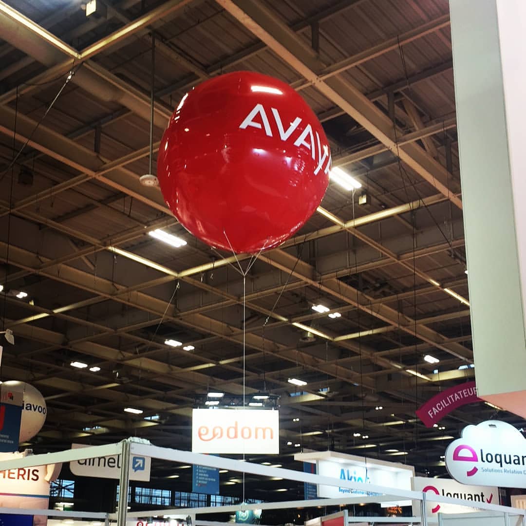 Red Avaya helium balloon at the Stratégie Clients exhibition