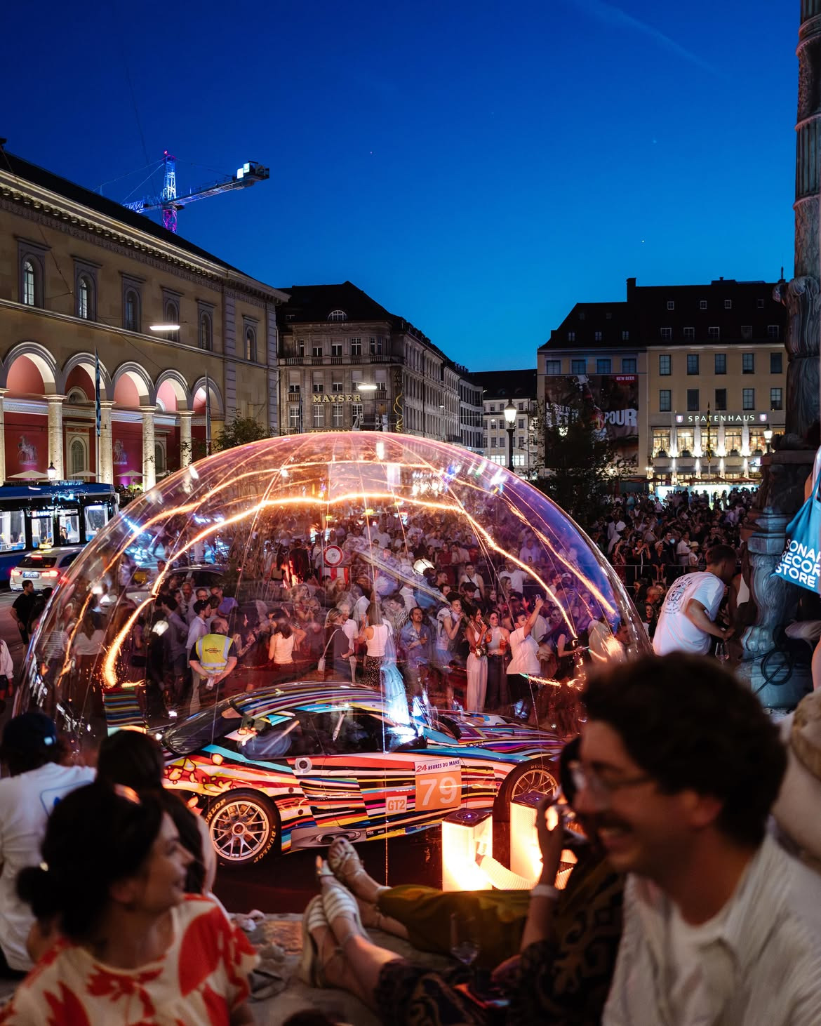 BMW M3 GT2 Art Car de Jeff Koons présentée sous un dôme transparent