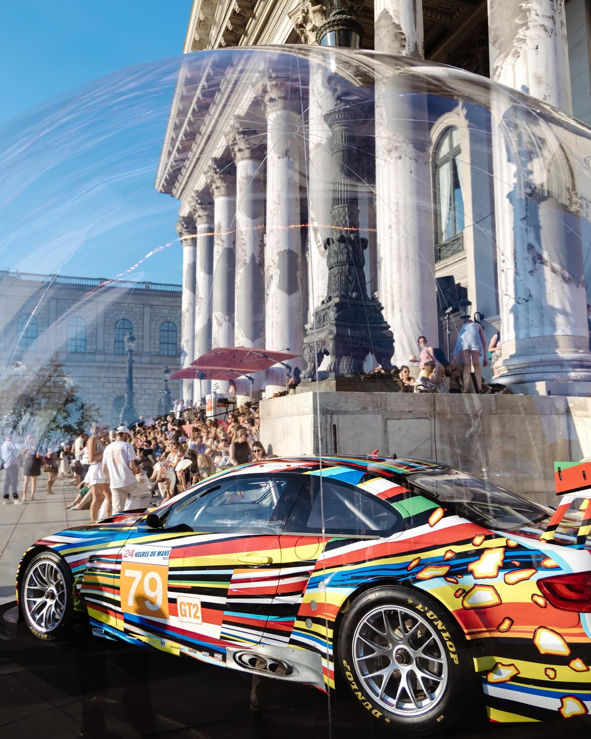 Vue de la BMW M3 GT2 Art Car dans le dôme cristal JC Keller