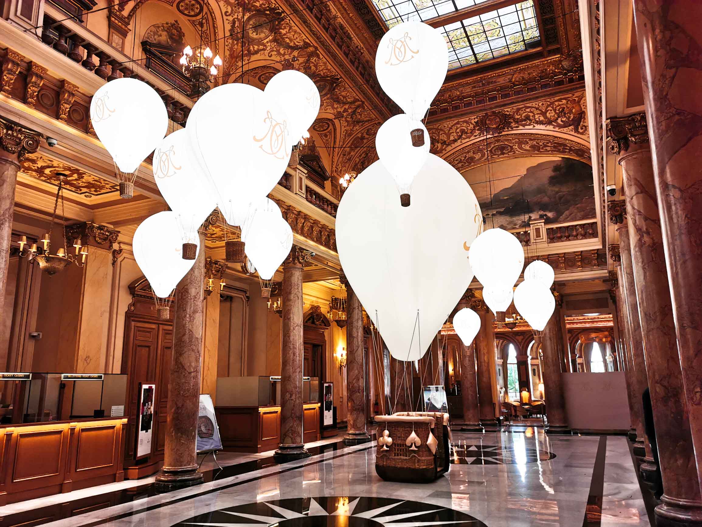 Montgolfières gonflables lumineuses au Casino de Monte-Carlo