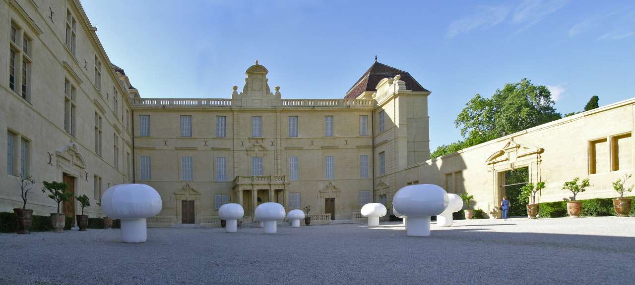 Champignons gonflables de Didier Marcel installés dans une cour