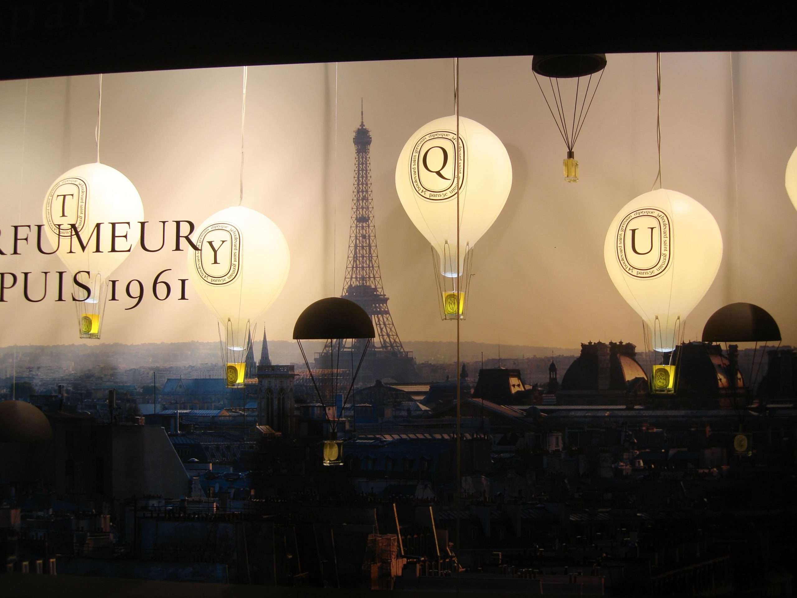 Montgolfières Diptyque suspendues devant la Tour Eiffel