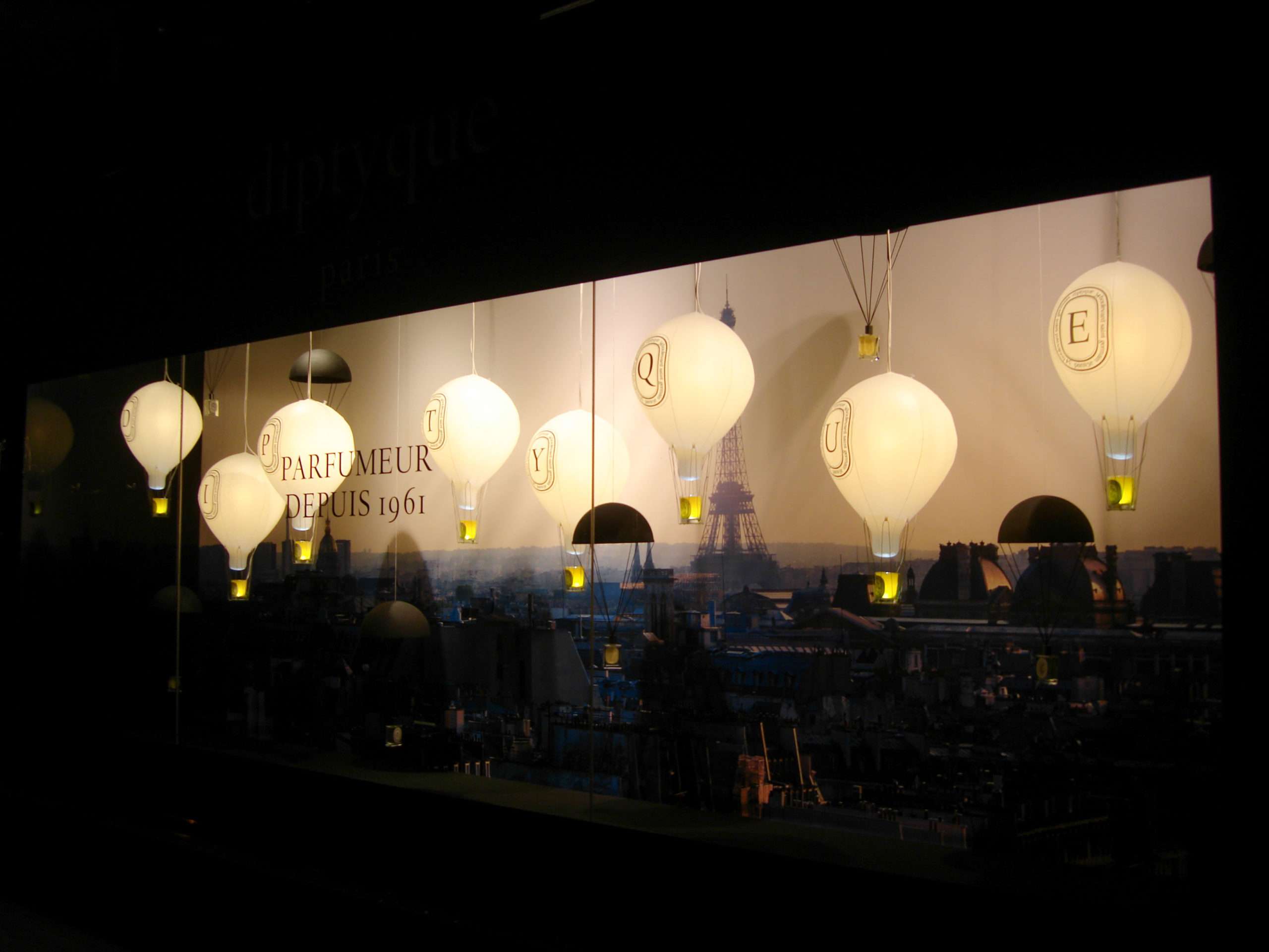 Vue générale de la vitrine originale Diptyque aux Galeries Lafayette