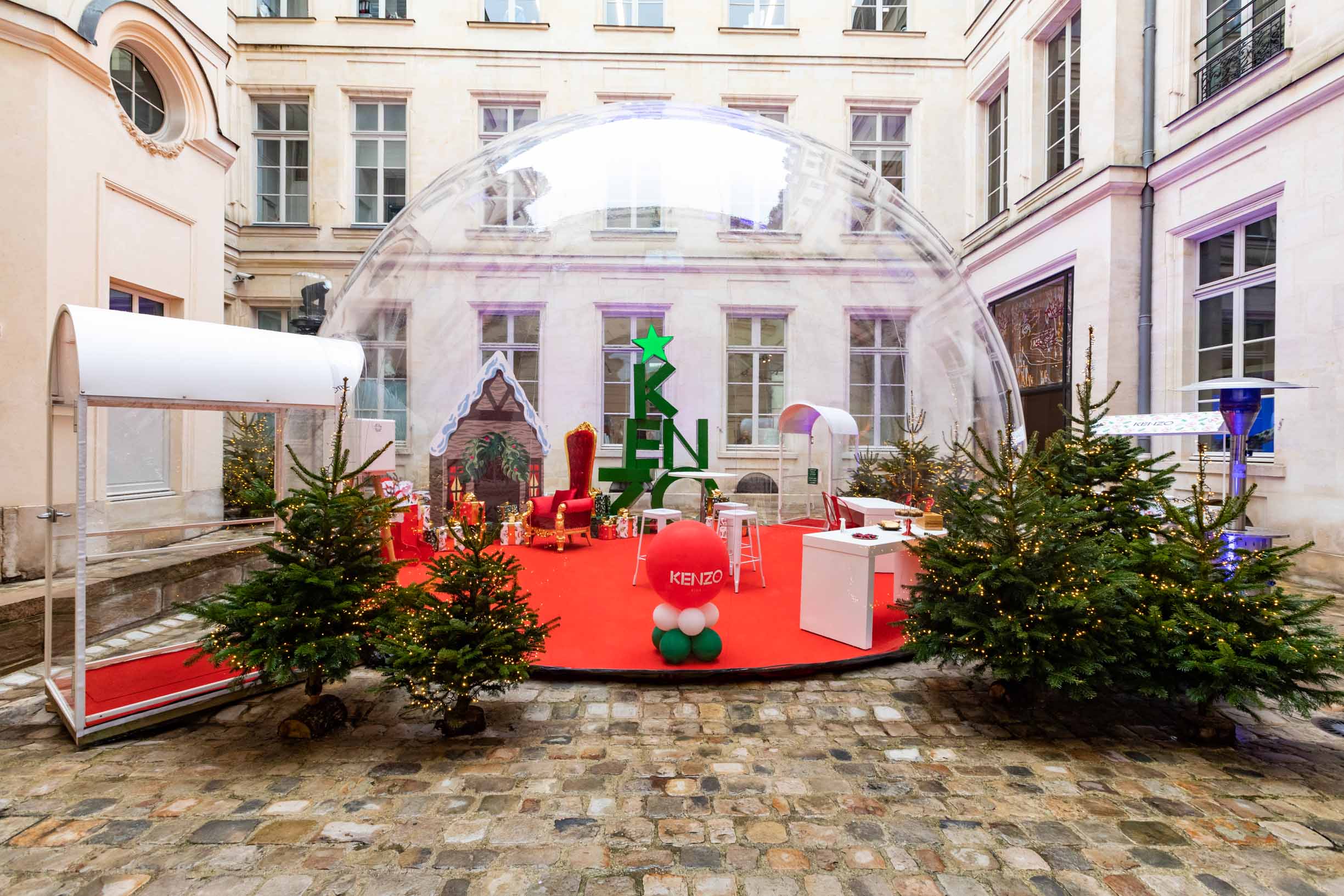 Dôme gonflable cristal de huit mètres avec SAS installé au siège de Kenzo