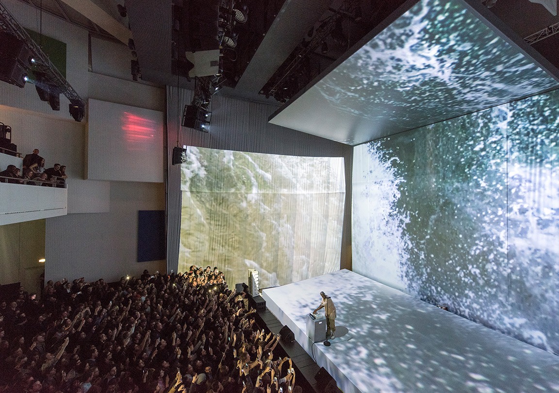 Écran de projection frontale grand format à la Fondation Louis Vuitton