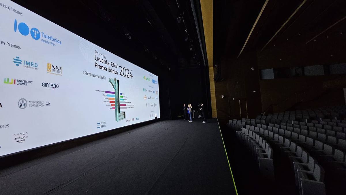 Écran de projection utilisé pendant une conférence professionnelle