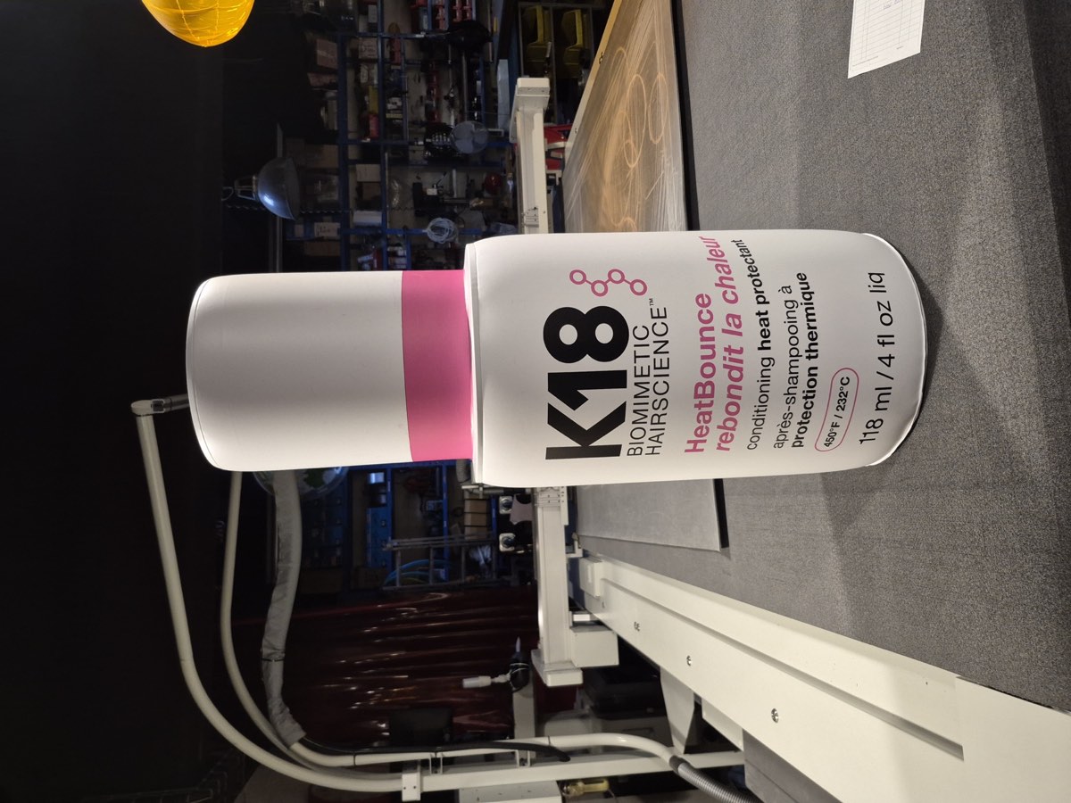 Factice publicitaire gonflable K18 reproduisant un produit capillaire