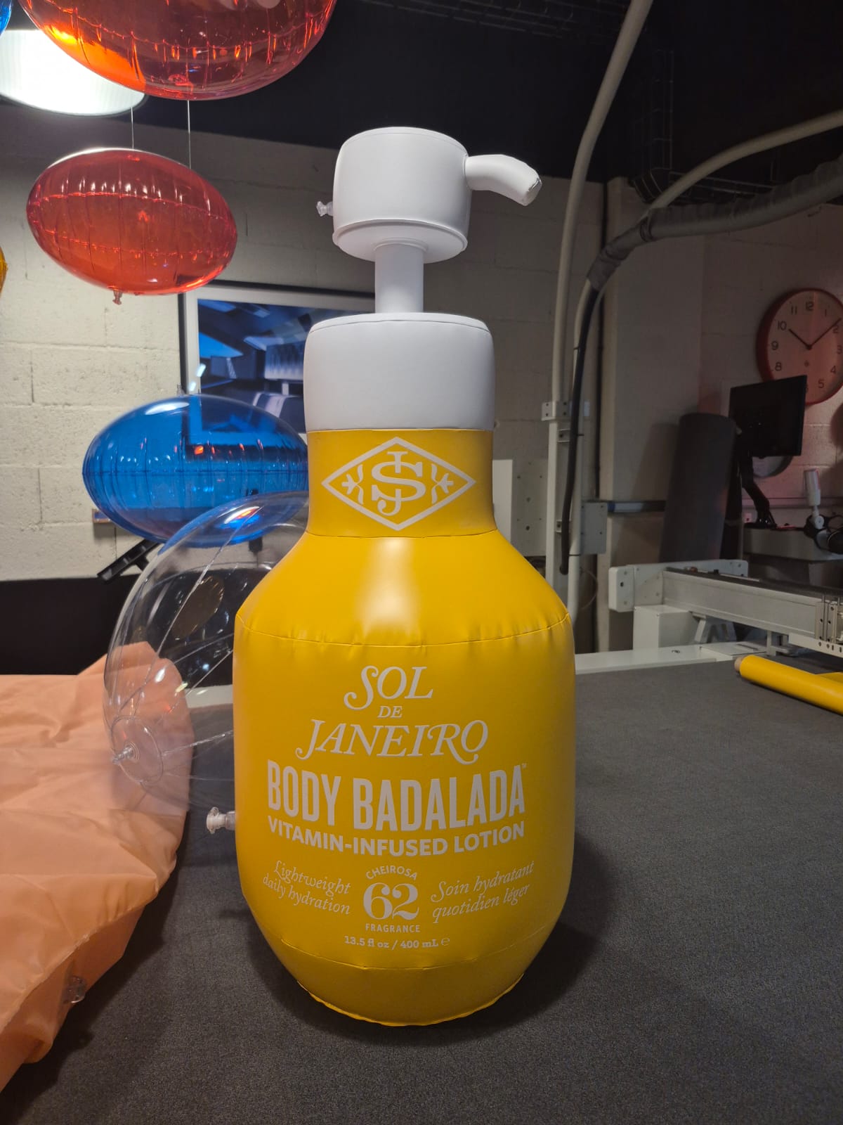 Réplique gonflable du flacon Body Badalada Sol de Janeiro