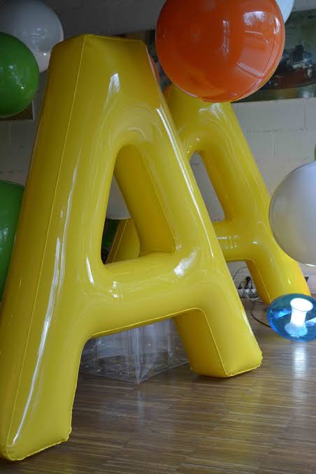 Grandes lettres A gonflables jaunes brillantes réalisées sur mesure