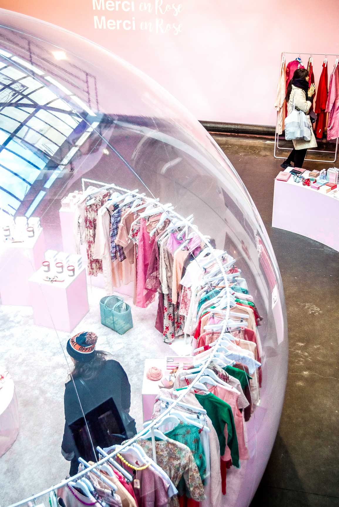Bulle transparente avec SAS installée chez Merci Paris