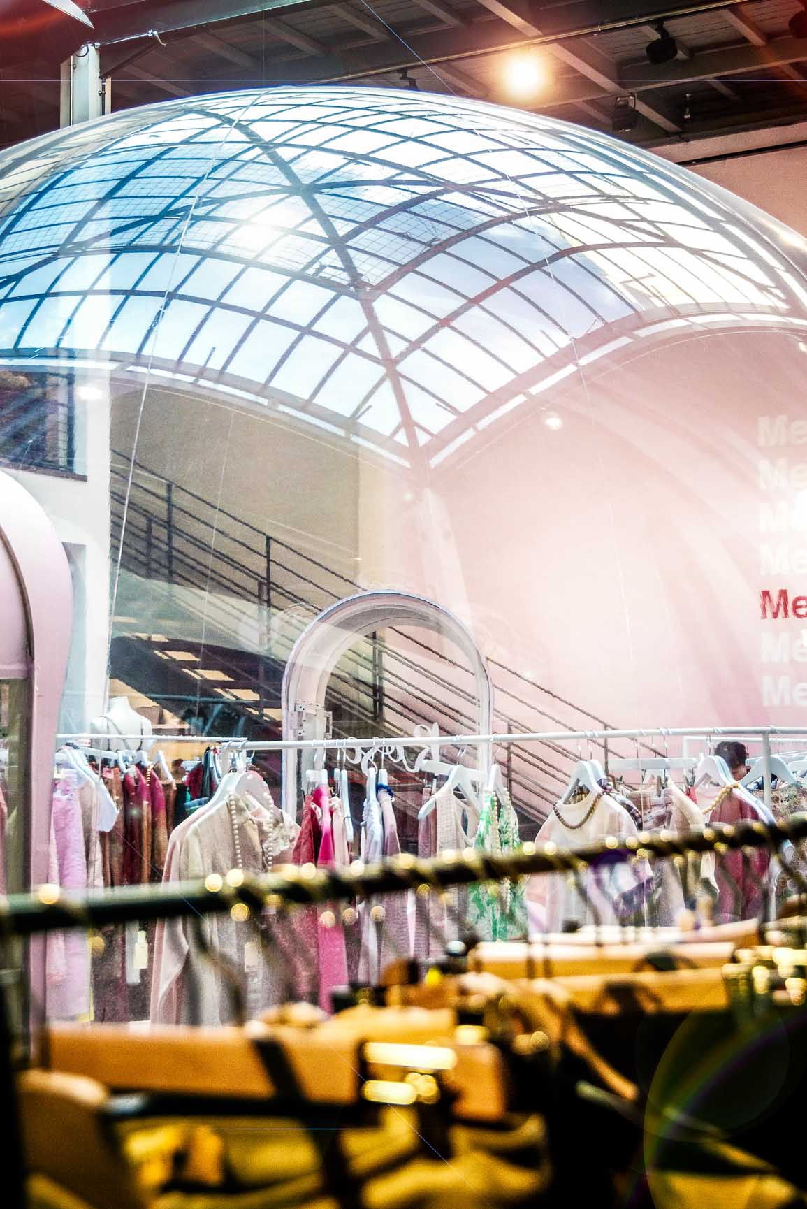 Structure transparente au cœur du magasin Merci