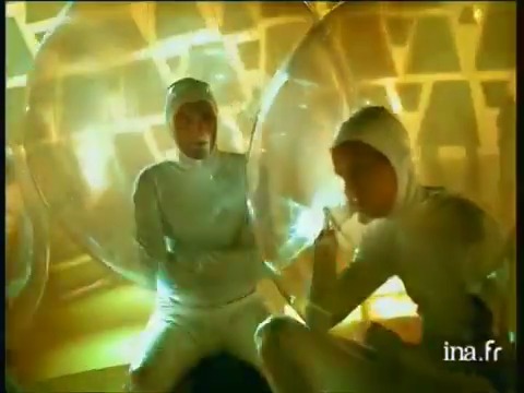 Les bulles entrent en piste. — Orangina