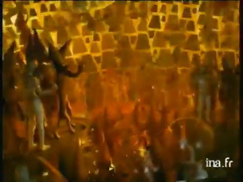 Acteurs évoluant dans les bulles transparentes de la publicité Orangina Discothèque
