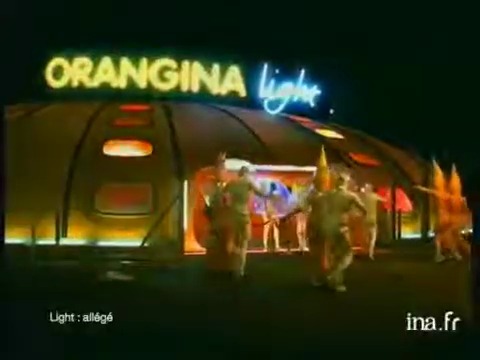 Décor officiel de la publicité Orangina Light avec les bulles transparentes