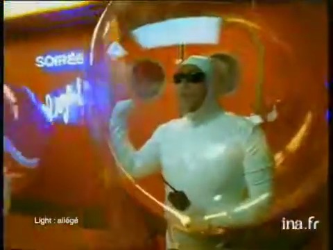 Acteur dans une bulle transparente fabriquée pour la publicité Orangina Light