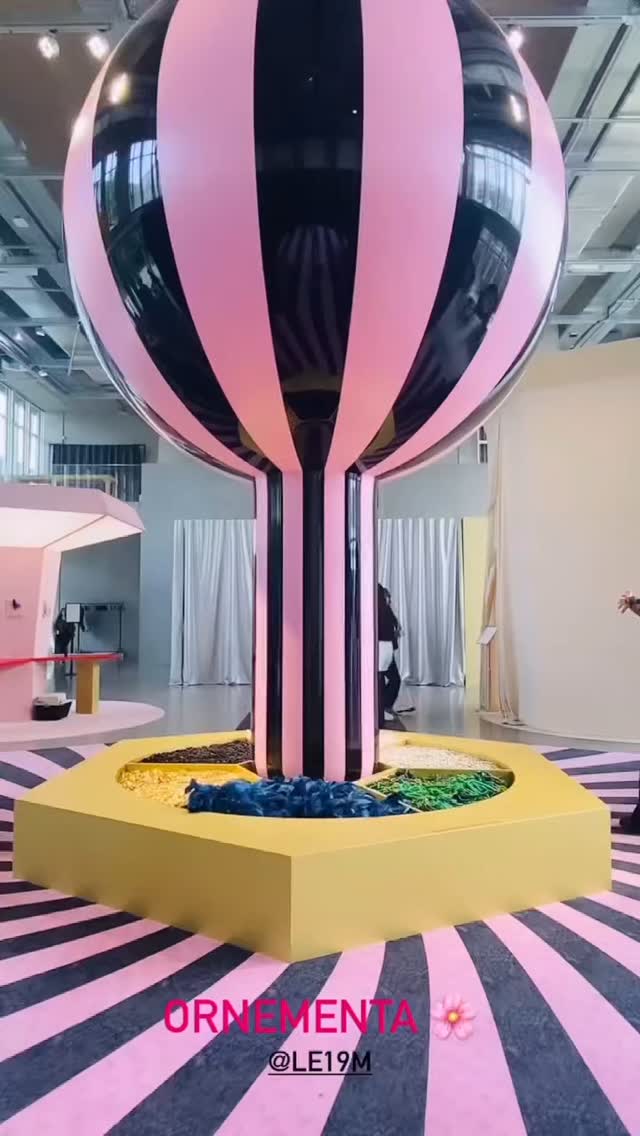 Installation gonflable noire et rose au cœur de la Galerie du 19M