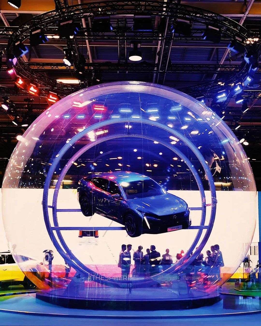 Peugeot 408 dans une sphère cristal de sept mètres