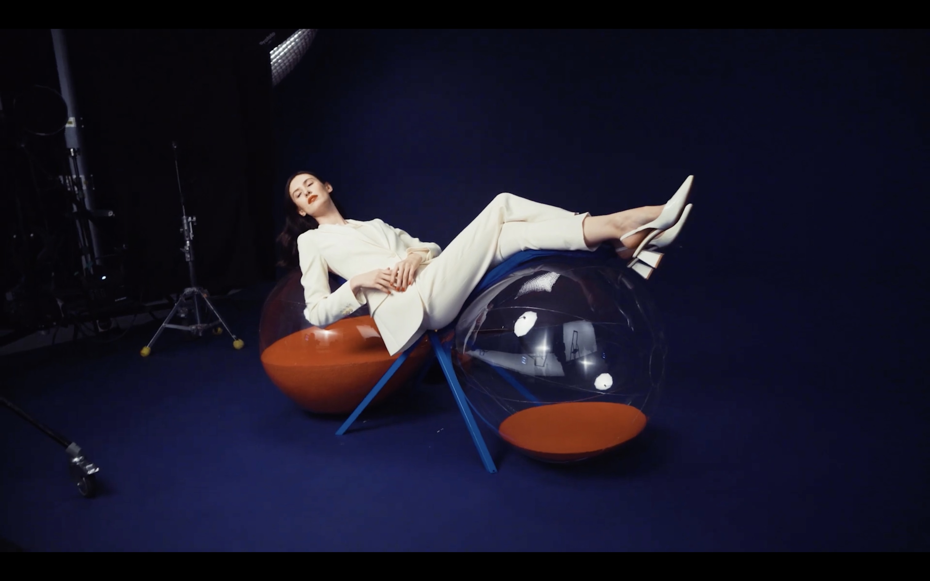 The inflatable hourglass on its support in the Air France studio