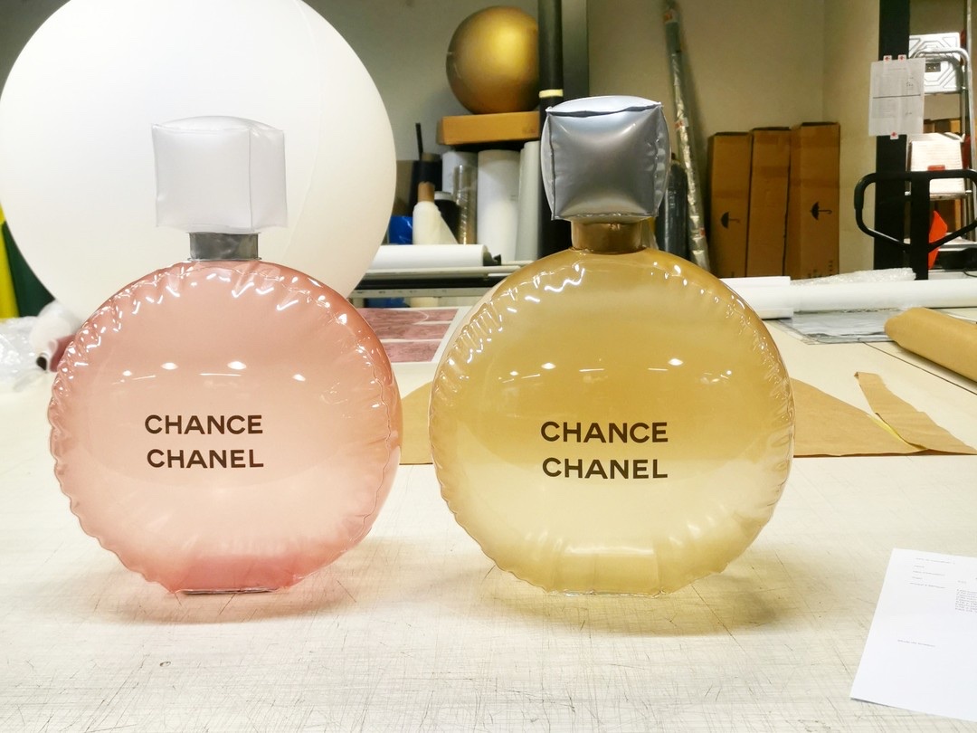 Flacons gonflables Chanel Chance rose et jaune photographiés dans l’atelier