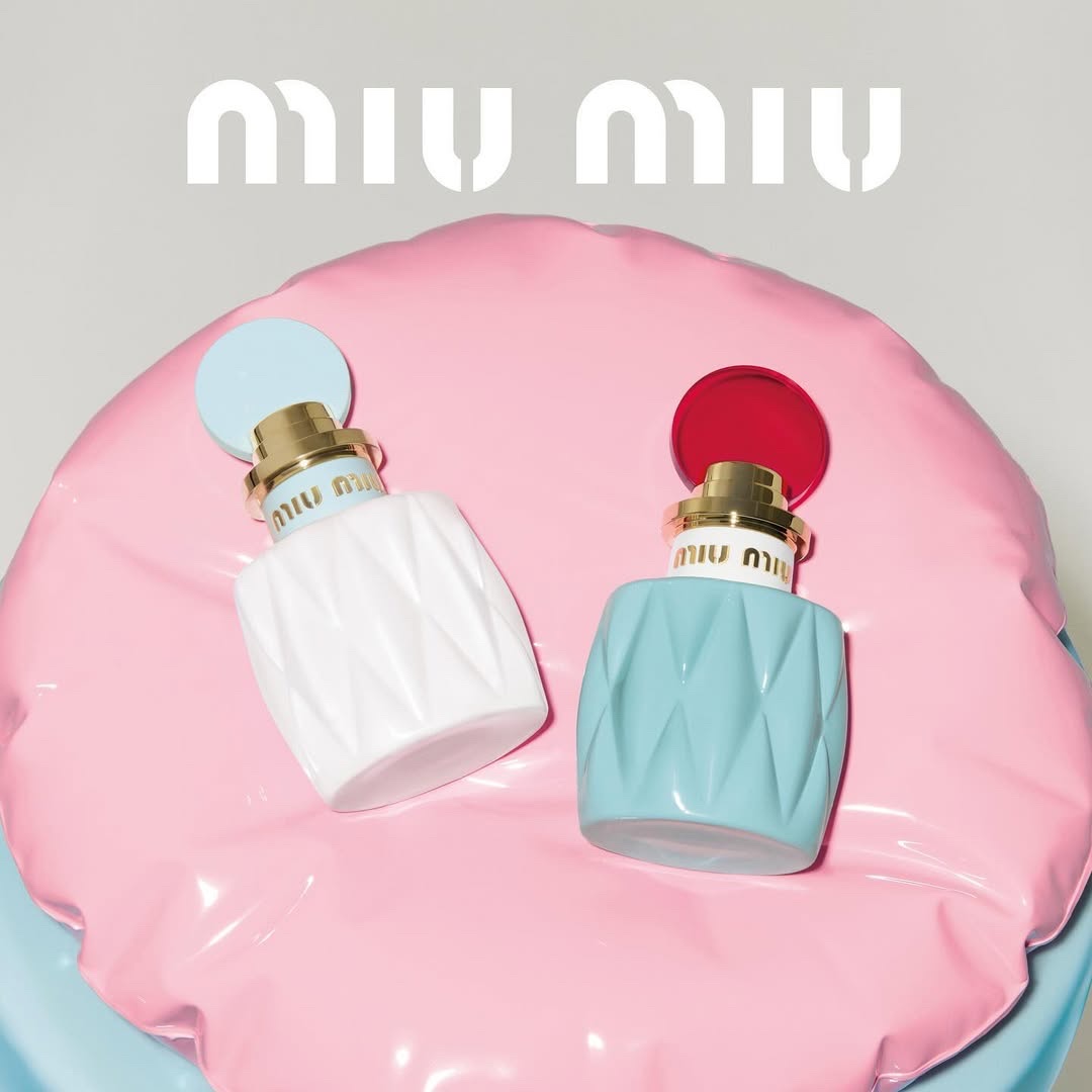 Flacons de parfums Miu Miu disposés sur un élément gonflable rose