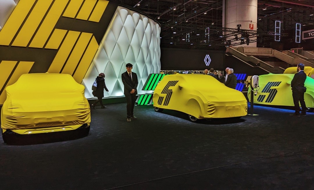Panneaux gonflables blancs du stand Renault derrière les véhicules couverts