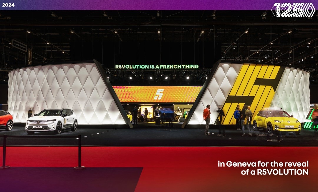 Stand Renault à Genève avec panneaux gonflables blancs à reliefs derrière les véhicules
