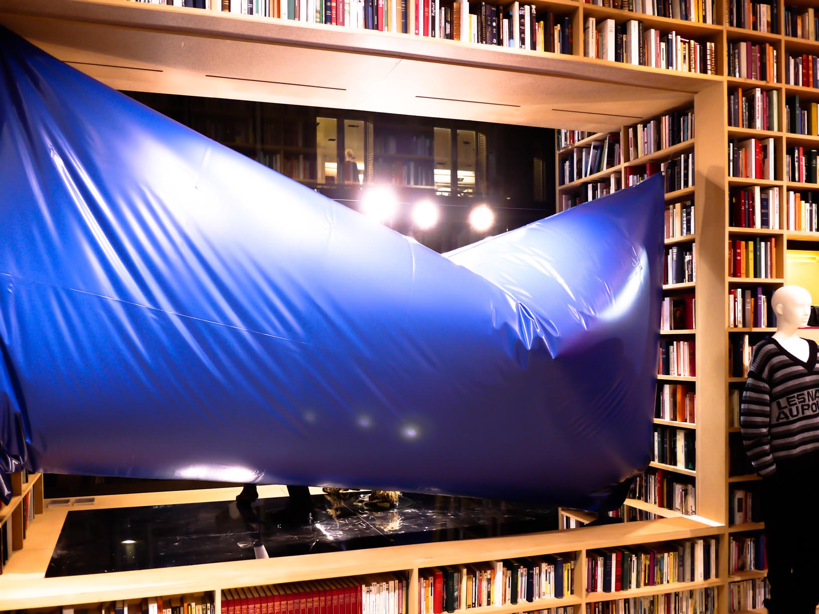 Structure gonflable bleue dans une vitrine Sonia Rykiel