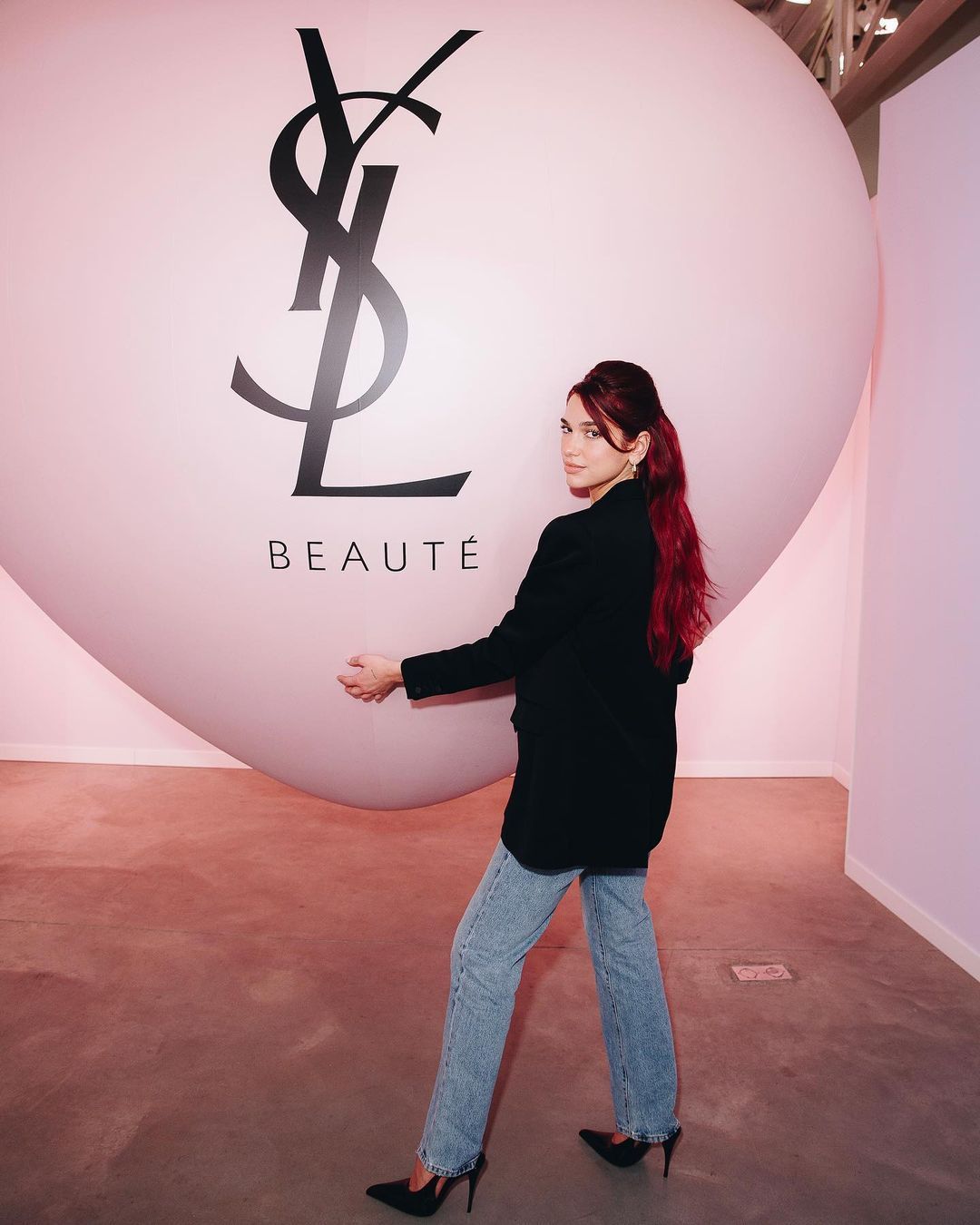 Sphère monumentale personnalisée YSL Beauté dans un espace événementiel