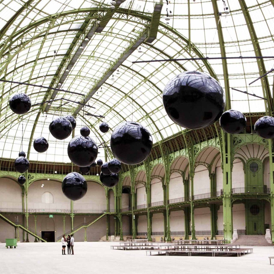Installation monumentale de sphères noires brillantes au Grand Palais