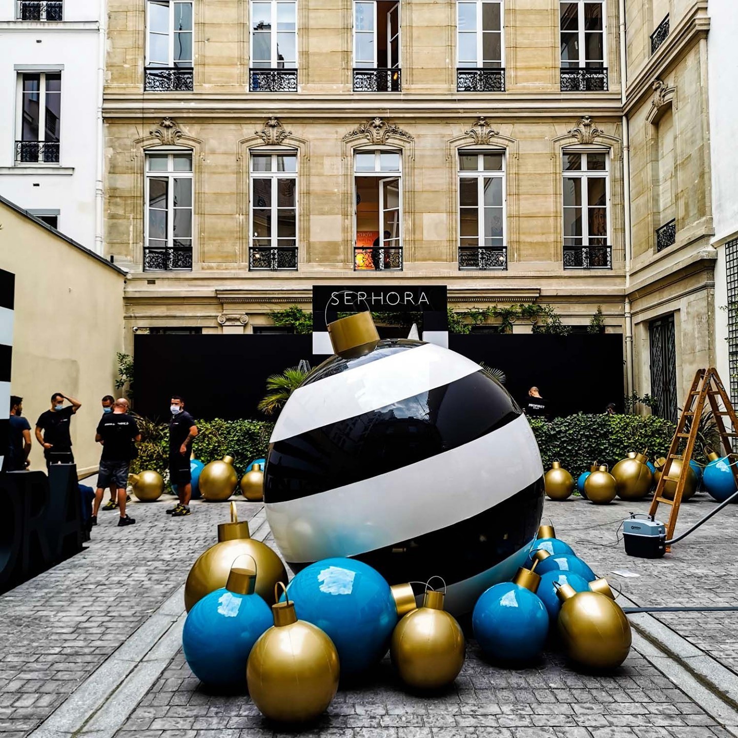 Composition de sphères laquées dorées et bleues pour Sephora