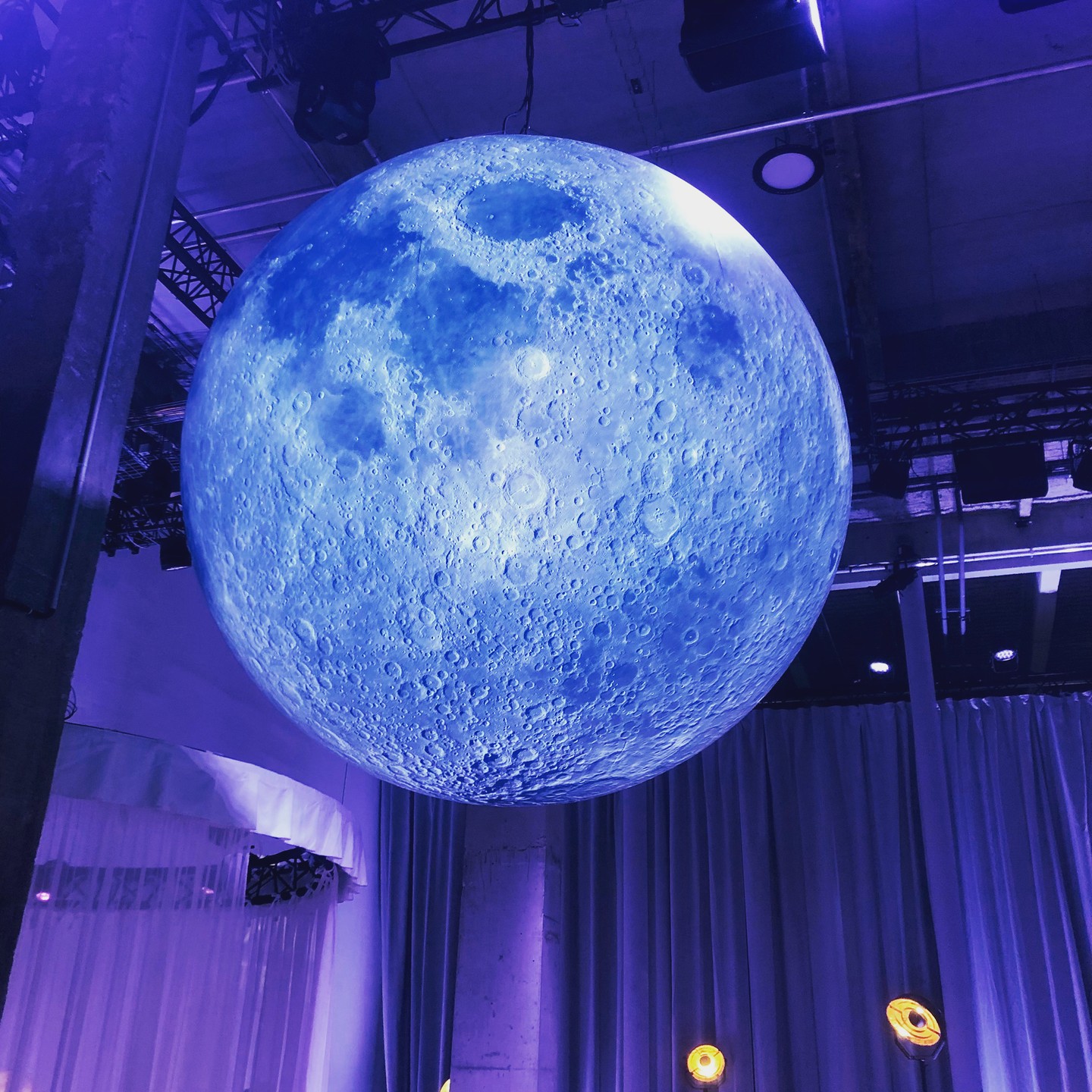 Sphère lune lumineuse et imprimée présentée au Palais de Tokyo