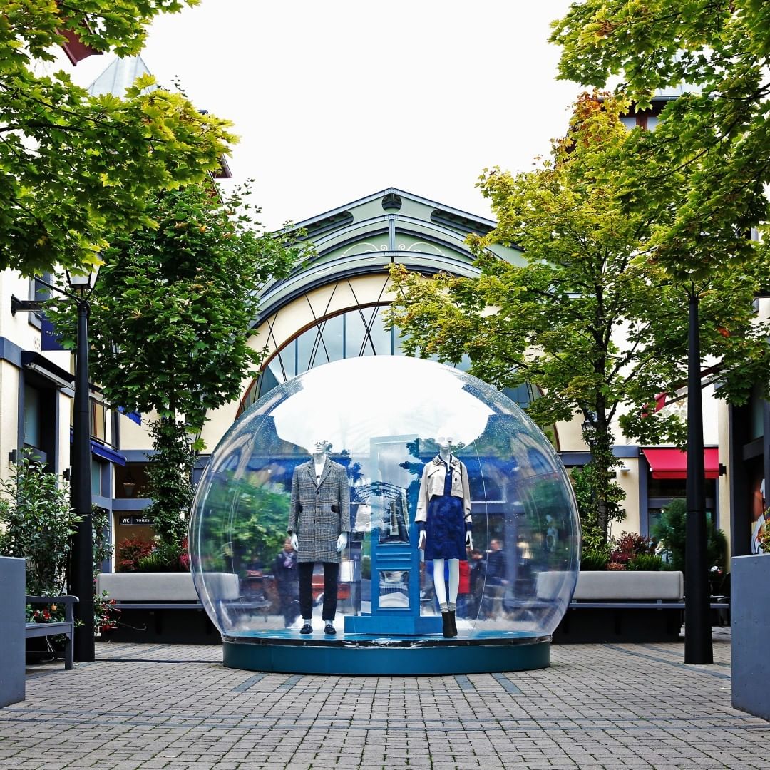 Large transparent Vitribulle showcase with integrated technical base