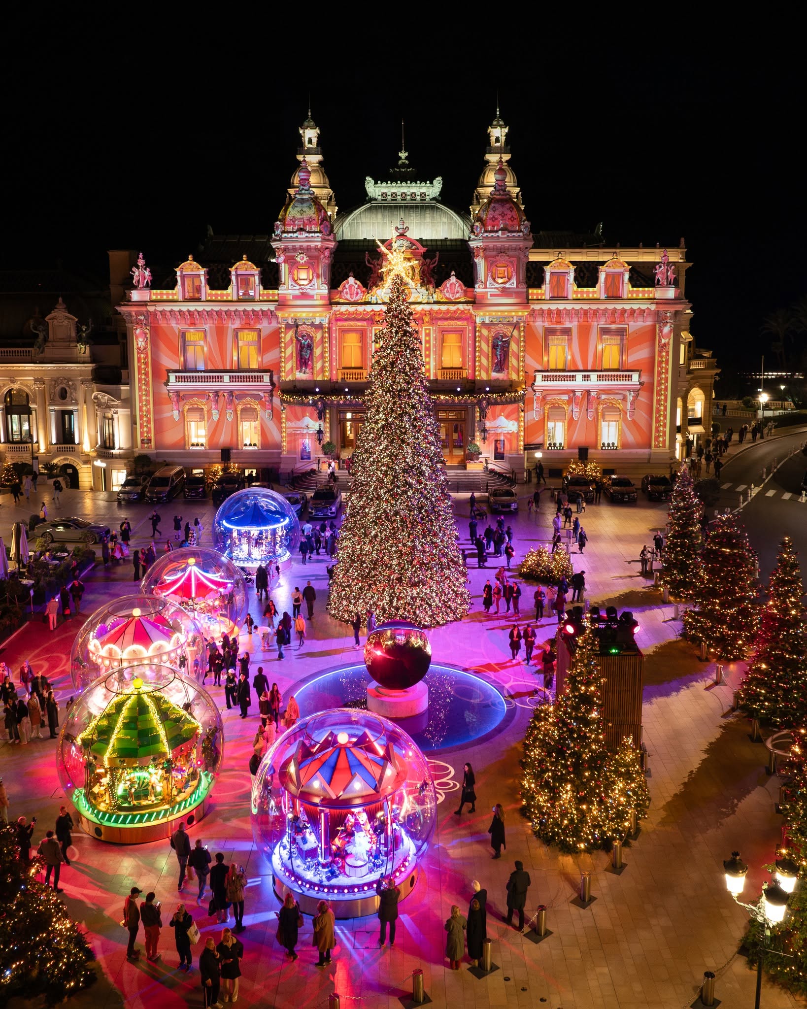 Vue d’ensemble des Vitribulles illuminées et des décors de Noël devant le Casino de Monte-Carlo
